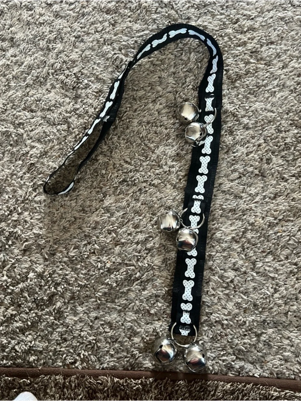 Dog Doorbell Training Strap with Jingle Bells – Black with White Bone Pattern